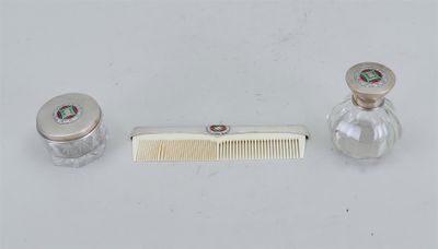 un peigne, une bouteille et un peigne posés sur une table