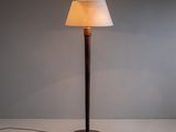 une lampe posée sur une table dans une pièce