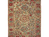 un tapis ancien avec un motif floral sur fond blanc