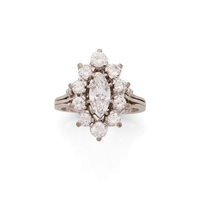 une image d'un anneau en forme de grappe de diamants sur un fond blanc