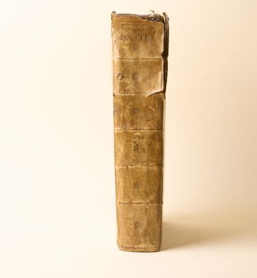 un vieux livre posé sur une table