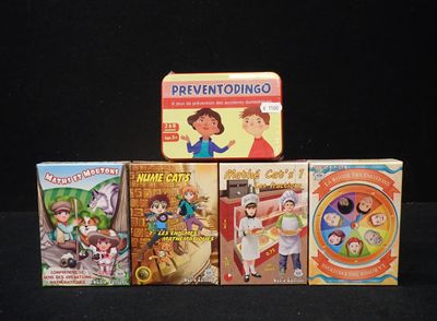 Plusieurs livres pour enfants sont alignés sur une surface noire