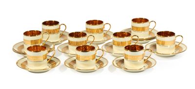 six tasses et soucoupes à bord doré sur fond blanc