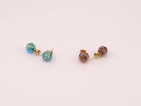 une paire de boucles d'oreilles ornées de perles de verre bleues et vertes