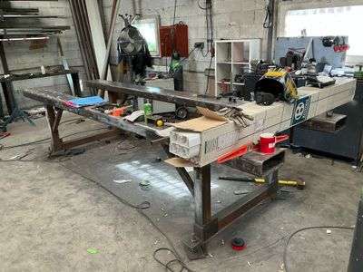 une photo d'un établi dans un atelier, avec des outils