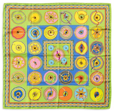 une écharpe carrée verte ornée de cercles et de fleurs colorés