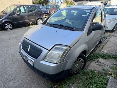 une petite voiture argentée garée sur le bord de la rue