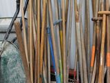 un tas de pelles et de râteaux empilés les uns sur les autres