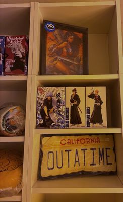 une étagère avec beaucoup de livres sur le dessus