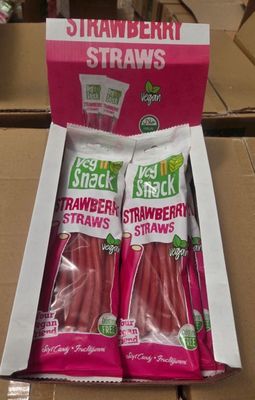 deux barquettes de fraises sont posées dans une boîte en carton sur une table