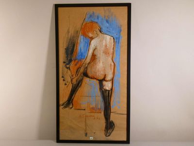 un tableau sur le mur d'une pièce avec un tableau sur le mur
