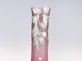 un vase violet orné d'un motif de feuilles