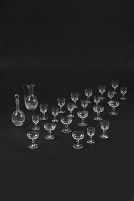 beaucoup de verres à vin et un pichet sur la table