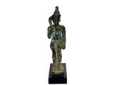 l'image d'une statue d'un homme avec un chapeau sur la tête