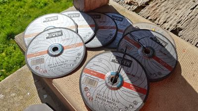 Lot de 15 disques de tronçonnage, 230 x 2,5 x 22,23, et un d…