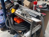 un tas d'objets divers posés sur une étagère dans un entrepôt