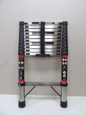 une échelle posée sur une table blanche