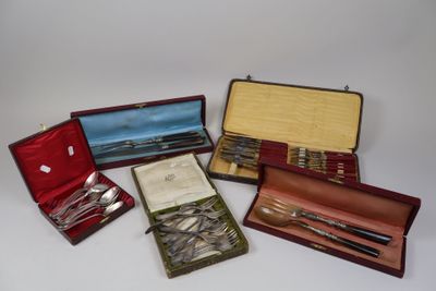 beaucoup d'argenterie dans un coffret sur la table