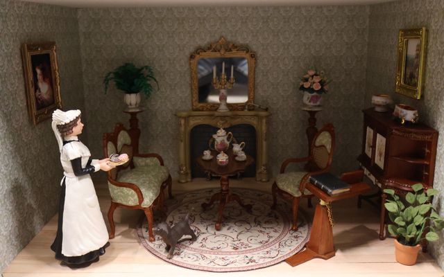 Diorama. Composition miniature, dans une vitrine en bois, vitre e...