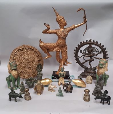 de nombreuses statues et figurines diverses exposées sur un fond blanc