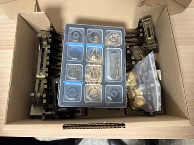 une boîte remplie d'objets assortis posée sur une table