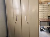 une pièce équipée d'un bureau, d'armoires et d'une chaise