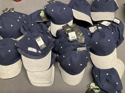 un grand nombre de chapeaux posés sur une table