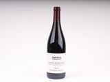 la bouteille de vin est posée sur une surface blanche