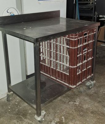 une photo d'une table en métal sur laquelle se trouve un panier