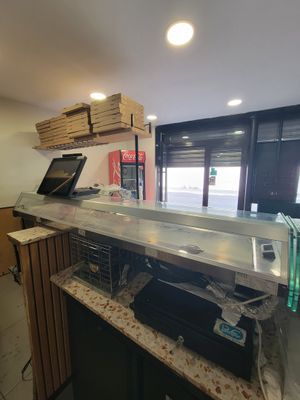 une image d'une cuisine avec beaucoup d'espace de travail