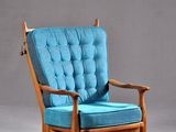 une chaise bleue avec une structure en bois et un coussin bleu