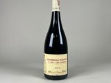 une bouteille de vin rouge posée sur une table