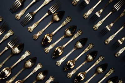 beaucoup de cuillères et de fourchettes en argent sur la table