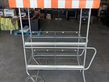 un auvent orange et blanc sur un chariot dans un entrepôt