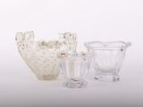 trois vases en verre transparent posés l'un à côté de l'autre sur une surface blanche