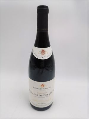 une bouteille de vin posée sur une table