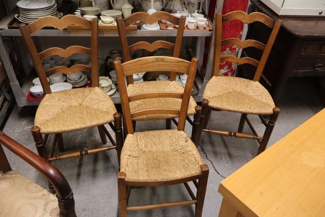 Quatre chaises paillées (suite de trois + une)