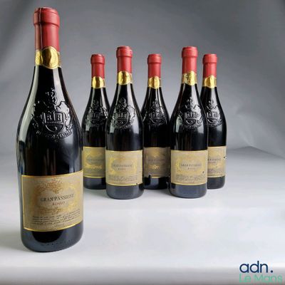 six bouteilles de vin sont alignées sur une table