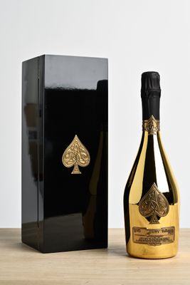 an image of a bottle of champagne sitting next to a black box