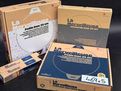 trois boîtes de vaisselle pour micro-ondes posées les unes à côté des autres sur une table