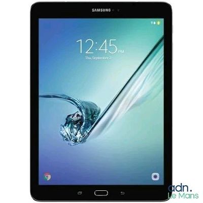 un gros plan d'une tablette sur fond blanc