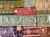 Cette nappe présente de nombreuses couleurs et motifs différents.