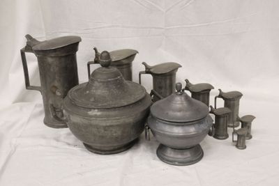 plusieurs types de vaisselle différents posés sur une table