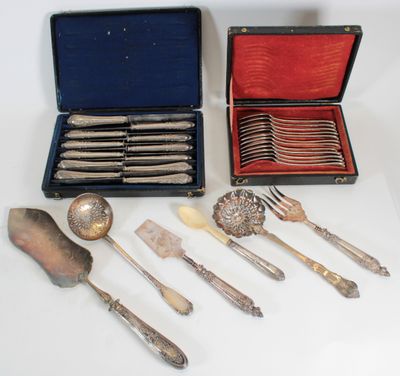 beaucoup d'argenterie dans un coffret sur une table