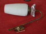 une lampe posée sur une table à côté d'une cuillère