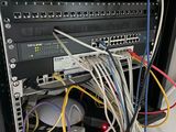 un faisceau de câbles reliés à un ordinateur
