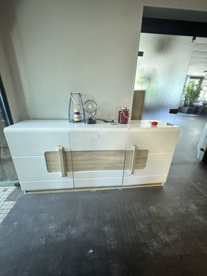 une armoire blanche au milieu d'un salon