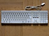 un clavier et une souris d'ordinateur posés sur une table en bois