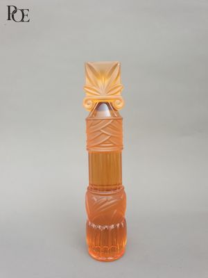 une image représentant un flacon de parfum sur fond blanc