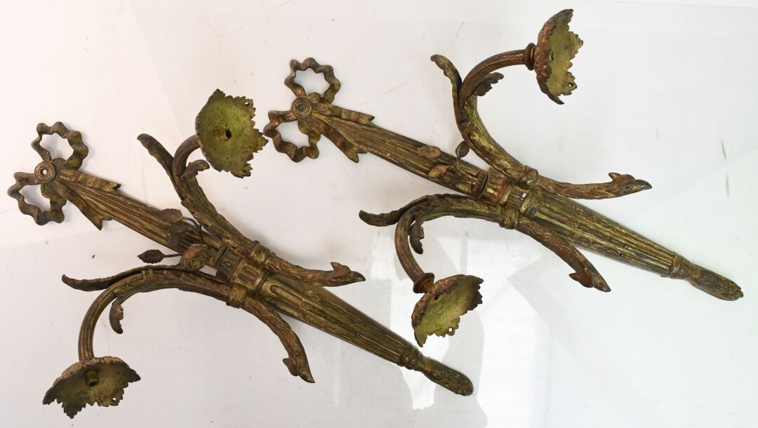 Paire d'appliques en bronze doré à deux feux de lumière à décor de cannelures à asperge et de roses, surmontées d'un ...
